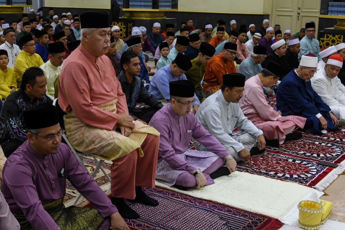 engku Mahkota Kelantan Tengku Muhammad Fakhry Petra (tiga, kiri) berkenan mendengar khutbah solat sunat Aidilfitri yang disampaikan Mufti Kelantan Datuk Mohamad Shukri Mohamad di Masjid Muhammadi hari ini.