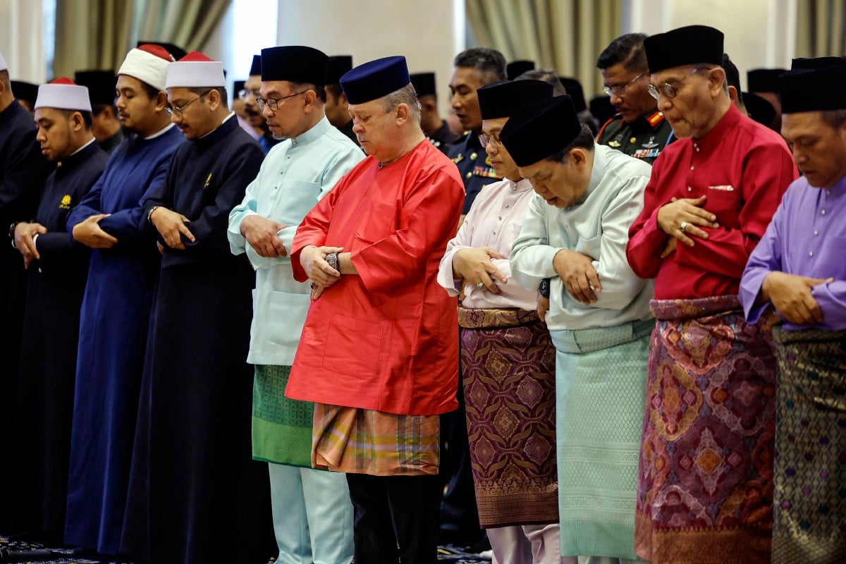 Yang di-Pertuan Agong Sultan Ibrahim berkenan menunaikan solat sunat Aidilfitri di Surau Utama di Istana Negara hari ini.