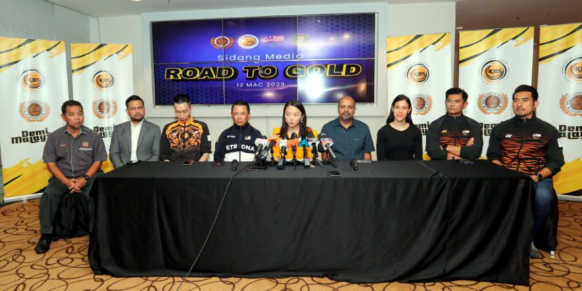 MENTERI Belia dan Sukan, Hannah Yeoh (tengah) ketika sidang media projek RTG di Stadium Nasional Bukit Jalil pada Mac tahun lalu.   