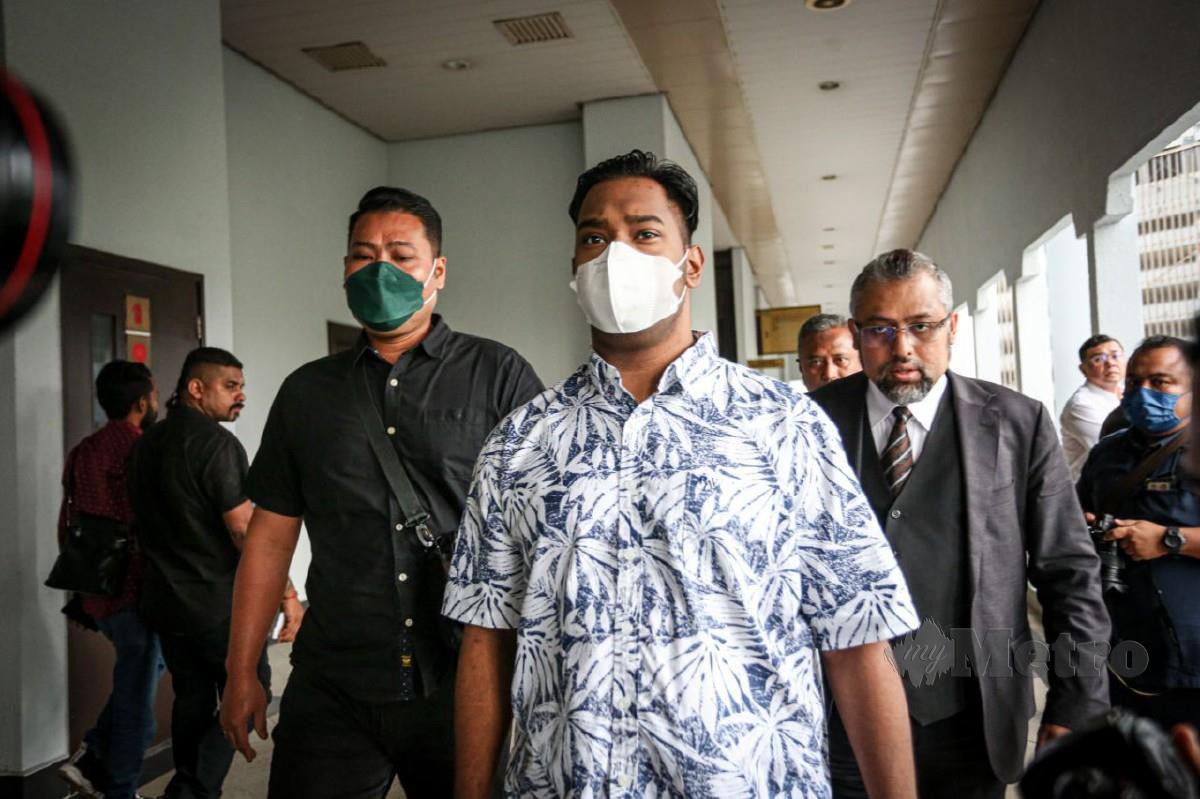 Muhammad Alif (baju kemeja putih corak daun) didakwa di Mahkamah Majistret Majistret atas pertuduhan menipu penganjuran festival beli-belah Hoorey X Fest Raya WTCKL, hari ini. FOTO AMIRUL AIMAN HAMSUDDIN