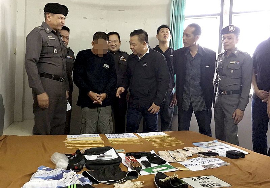Penjenayah warga Malaysia (dua, kiri) yang ditahan kerana merompak kedai emas di Hatyai pada 6 Januari lalu. - Foto Bernama