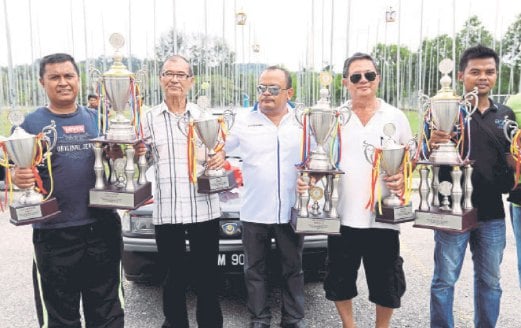 NORMOLEY bersama pemenang (dari kiri) Mohd Kamil Mustapha, Chong Sing Lee, Tee Tai Ko dan Rokip Lawi.