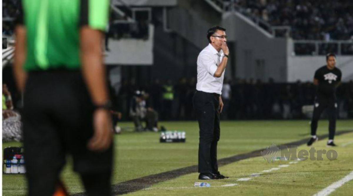 CHENG Hoe memberi arahan kepada pemain Selangor ketika menentang TFC, Isnin lalu. FOTO GHAZALI KORI 