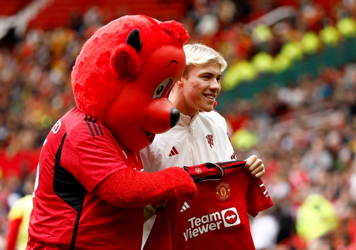 HOJLUND ketika diperkenalkan kepada penyokong United bersama maskot kelab itu, Fred the Red. FOTO REUTERS
