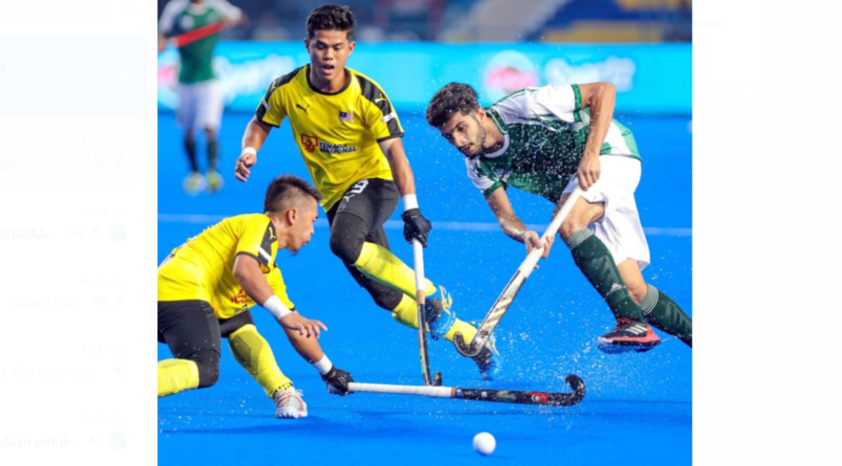 DUA pemain negara mengekang kemaraan pemain Pakistan. FOTO Hockey India