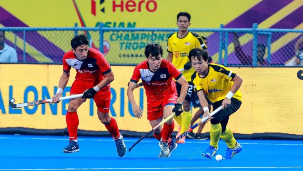 DUA pemain Korea Selatan cuba mengekang kemaraan pemain Malaysian Tigers. FOTO Hockey India