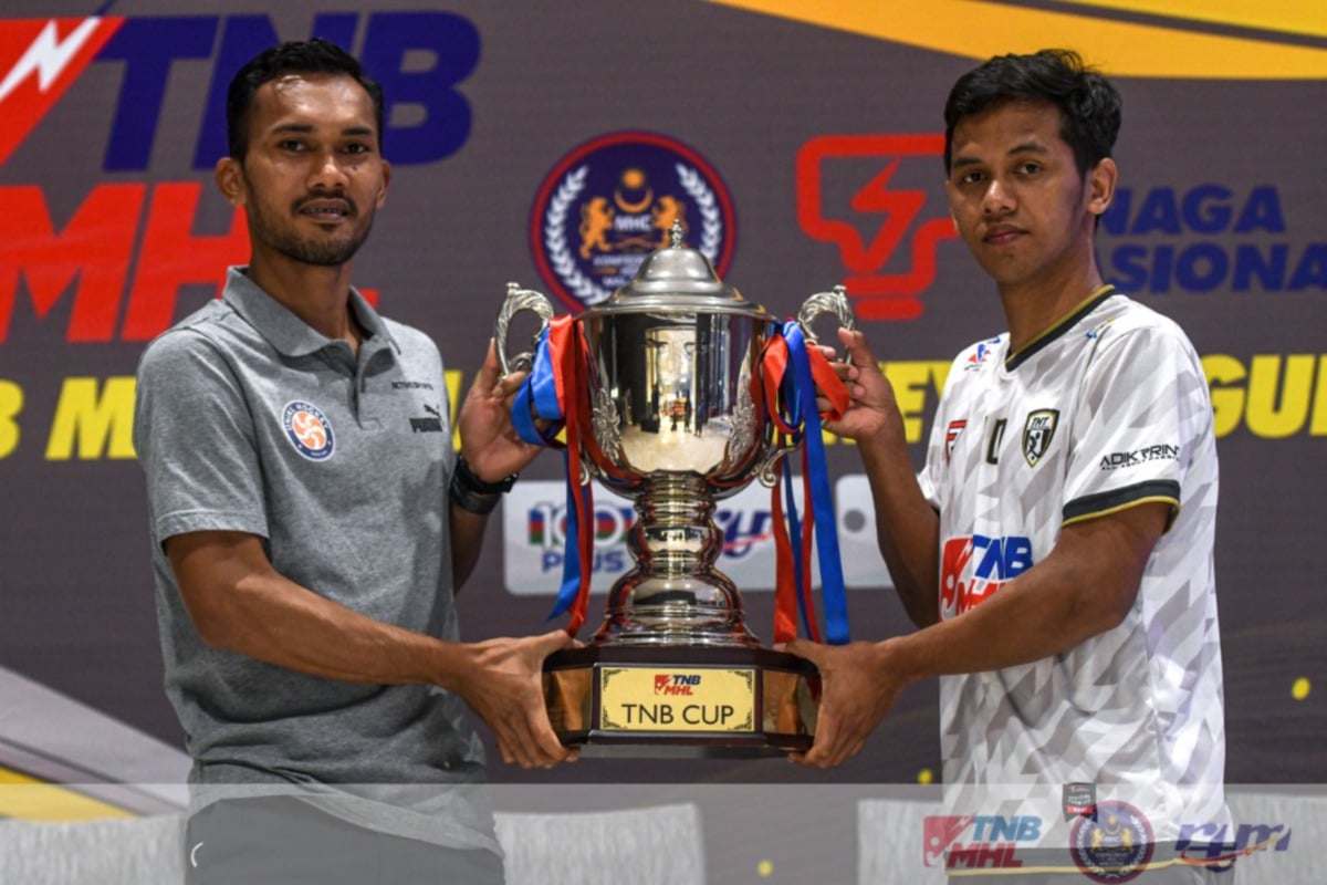 Marhan (kiri) dan Faizal bersama trofi Piala TNB 2021. FOTO Ihsan MHC