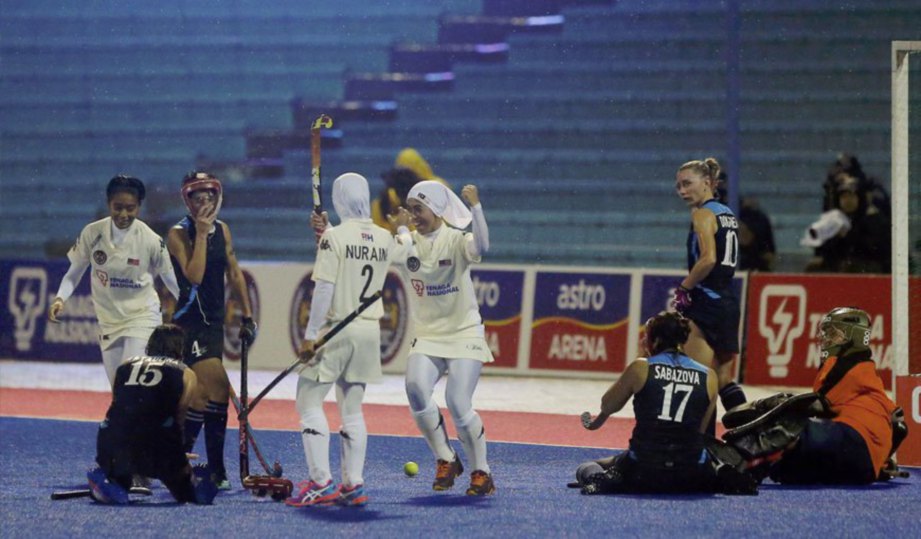 PEMAIN negara (baju putih) meraikan gol kelima jaringan Fatin Sukri (tengah).