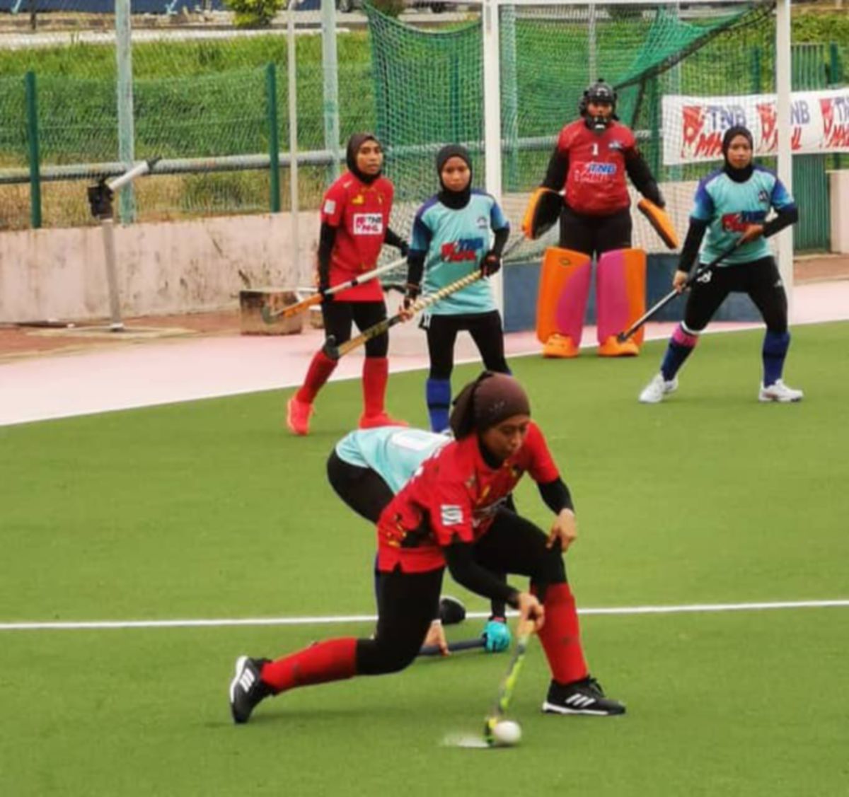 NEGERI Sembilan (jersi merah) menewaskan CS Hockey Team, 4-1. FOTO Ihsan Persatuan Hoki Negeri Sembilan.