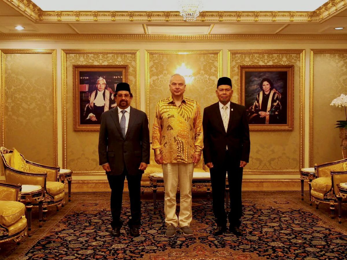 SULTAN Perak Sultan Nazrin Shah (tengah) berkenan menerima menghadap Presiden MHC, Datuk Seri Subahan Kamal di Istana Hinggap Perak. -FOTO MHC