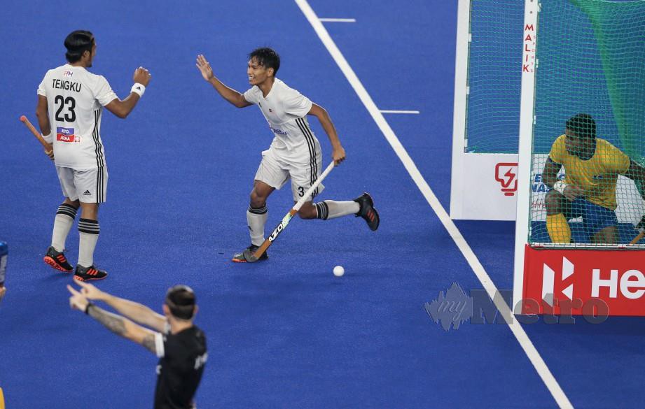 NORSYAFIQ (tengah) meraikan gol pertama dengan Tengku Ahmad Tajuddin menentang Brazil malam ini. — FOTO Mohamad Shahril Badri Saali