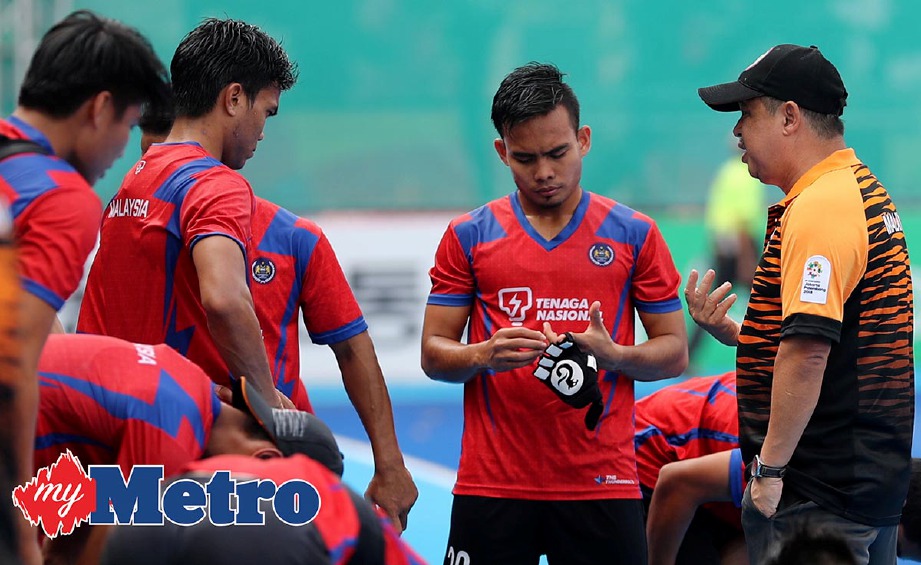 VAN HUIZEN (kanan) harap pemain negara dapat bangkit hadapi kelayakan Sukan Olimpik. -Foto FATHIL ASRI