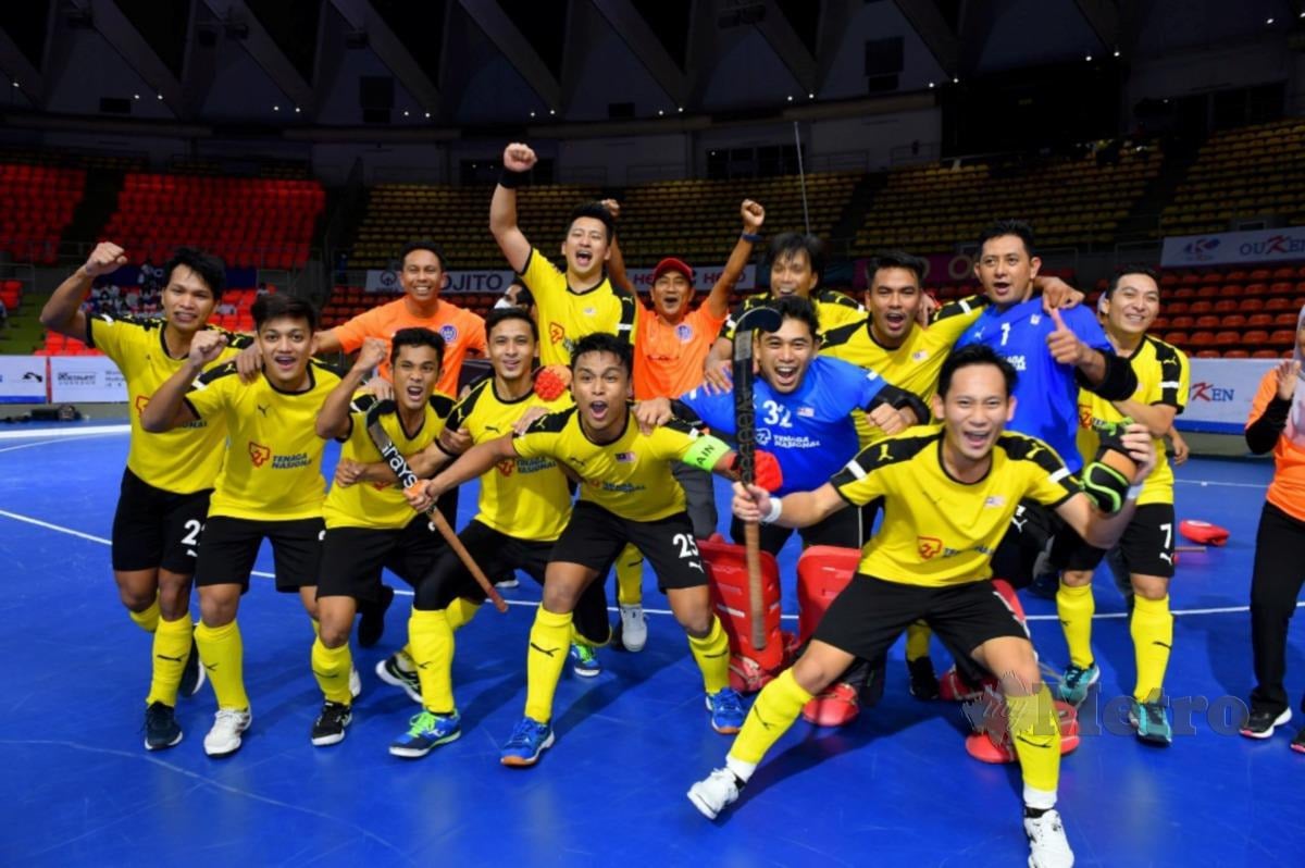 PEMAIN hoki negara bersorak selepas muncul juara Piala Asia Hoki Dalam Dewan di Bangkok, semalam. FOTO ihsan MHC