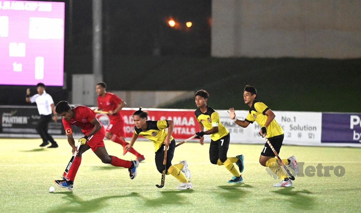 AKSI pemain skuad hoki remaja negara (jersi kuning) ketika menang tipis 1-0 ke atas Oman, hari ini. FOTO AHF