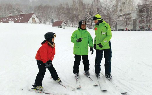 PENULIS mencuba bermain ski di Rusutsu Resort.