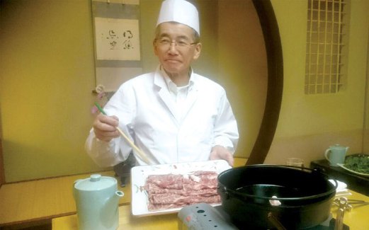CHEF Toshiyuki Goto memasak hidangan halal daging segar di restoran Sekkatei di Rusutsu Resort.