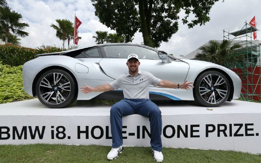 BROWN bersama BMW i8 berharga RM1.18 juta  yang dimenangi selepas melakukan hole-in-one.