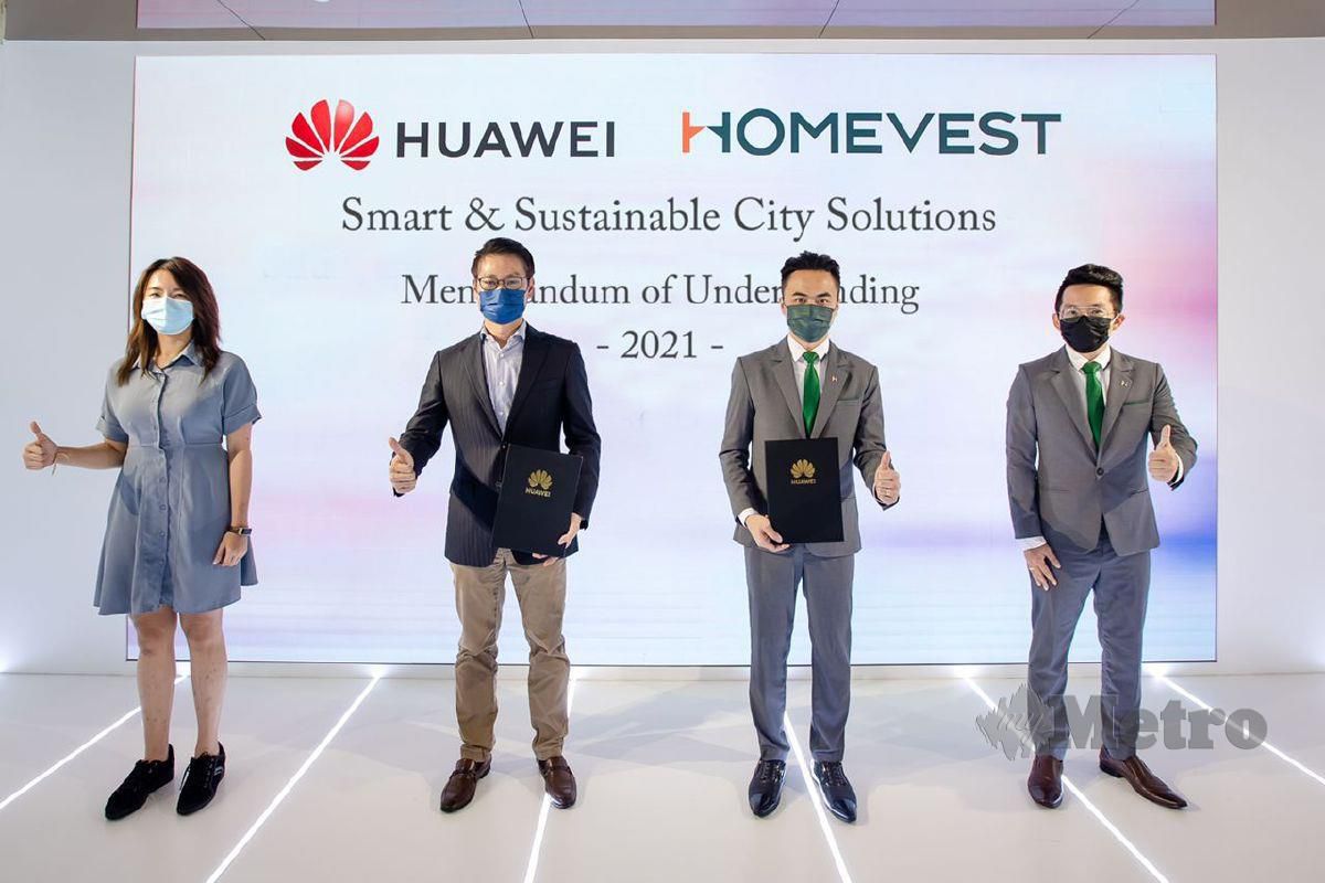 Dari kiri Pengurus Rakan Kongsi, Penstoran Awan dan Kecerdasan Buatan, Huawei Malaysia, Chaang Yunhua; Chee Siong, KY Lim dan Pengasas Bersama dan Ketua Pegawai Eksekutif  HOMEVEST, Datuk Marcus Low.