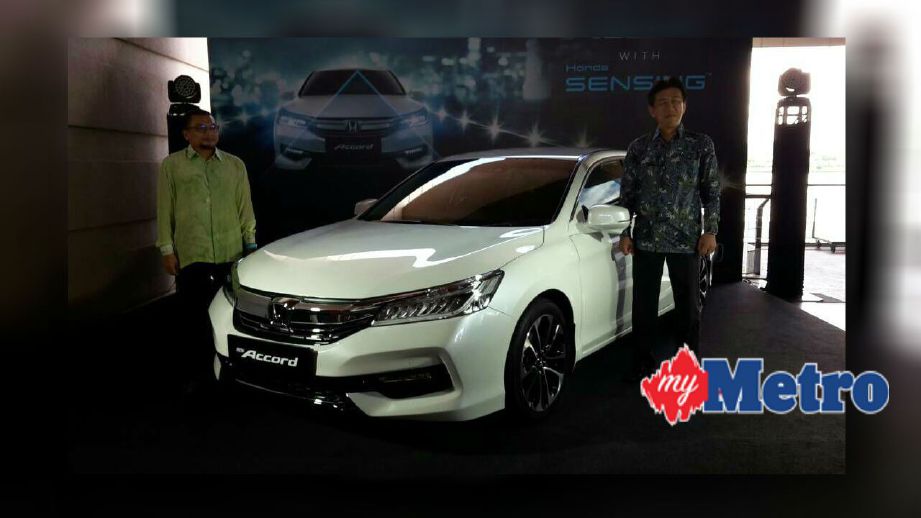 ROSLAN (kiri) dan Toichi bergambar bersama Honda Accord dilengkapi teknologi keselamatan Honda Sensing. FOTO Mohd Razlan Salleh.