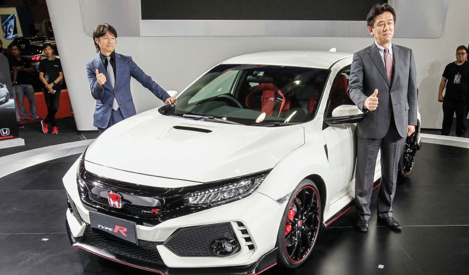 HIDEKI (kiri) bersama Toichi bergambar bersama Honda Civic Type R.