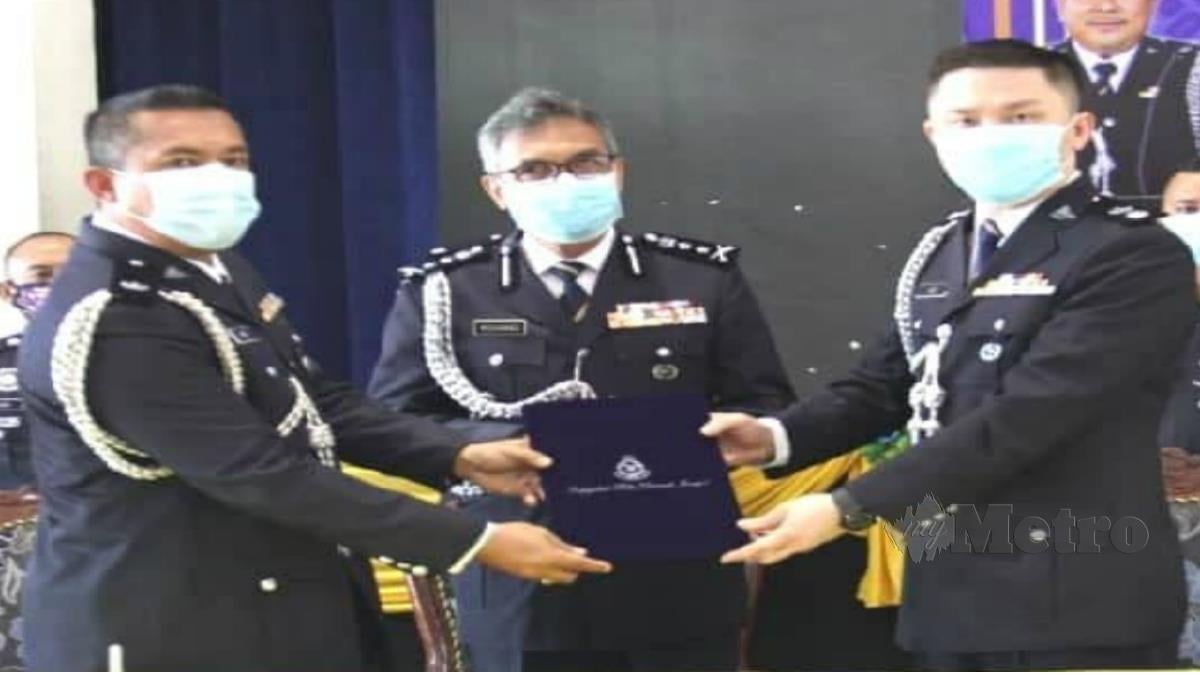 HOO (kanan) menerima tugas sebagai KPD Jempol daripada Mohd Hafiz  diperhatikan Mohamad  (tengah). FOTO Ihsan PDRM. 