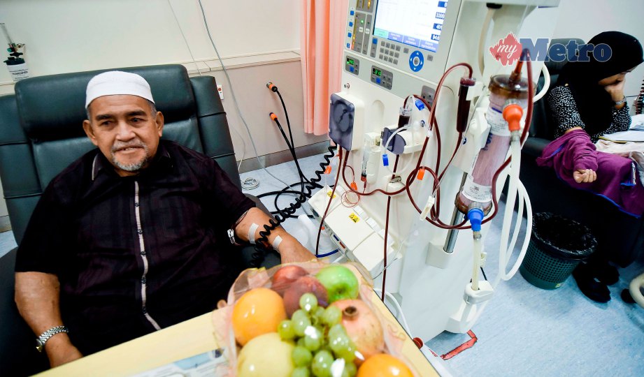 ANUAR Muharram (kiri) menjalani rawatan dialisis di Unit Hemodialisis HSAS. FOTO Muhammad Sulaiman