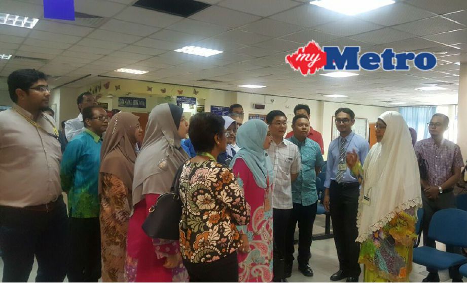 Dr Juita (tudung biru) ketika melawat Klinik Kesihatan Taiping yang mengalami runtuhan siling.