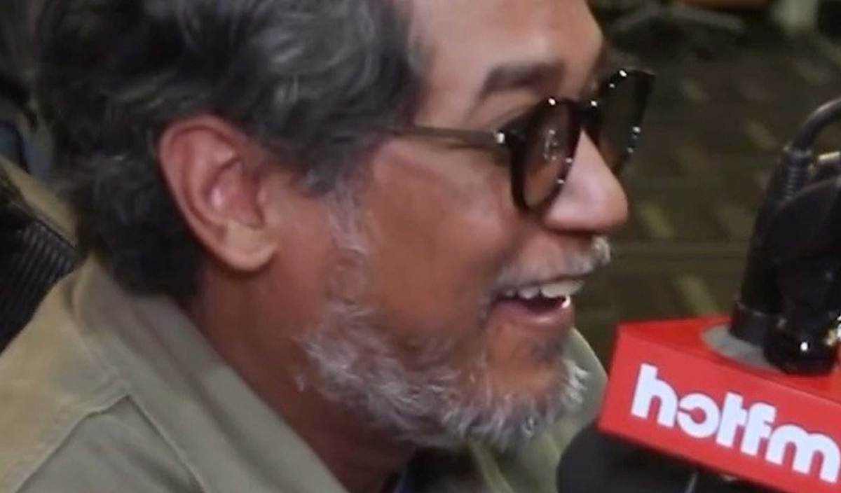 KHAIRY Jamaluddin sebagai DJ Hot FM dalam segmen Bekpes Hot.