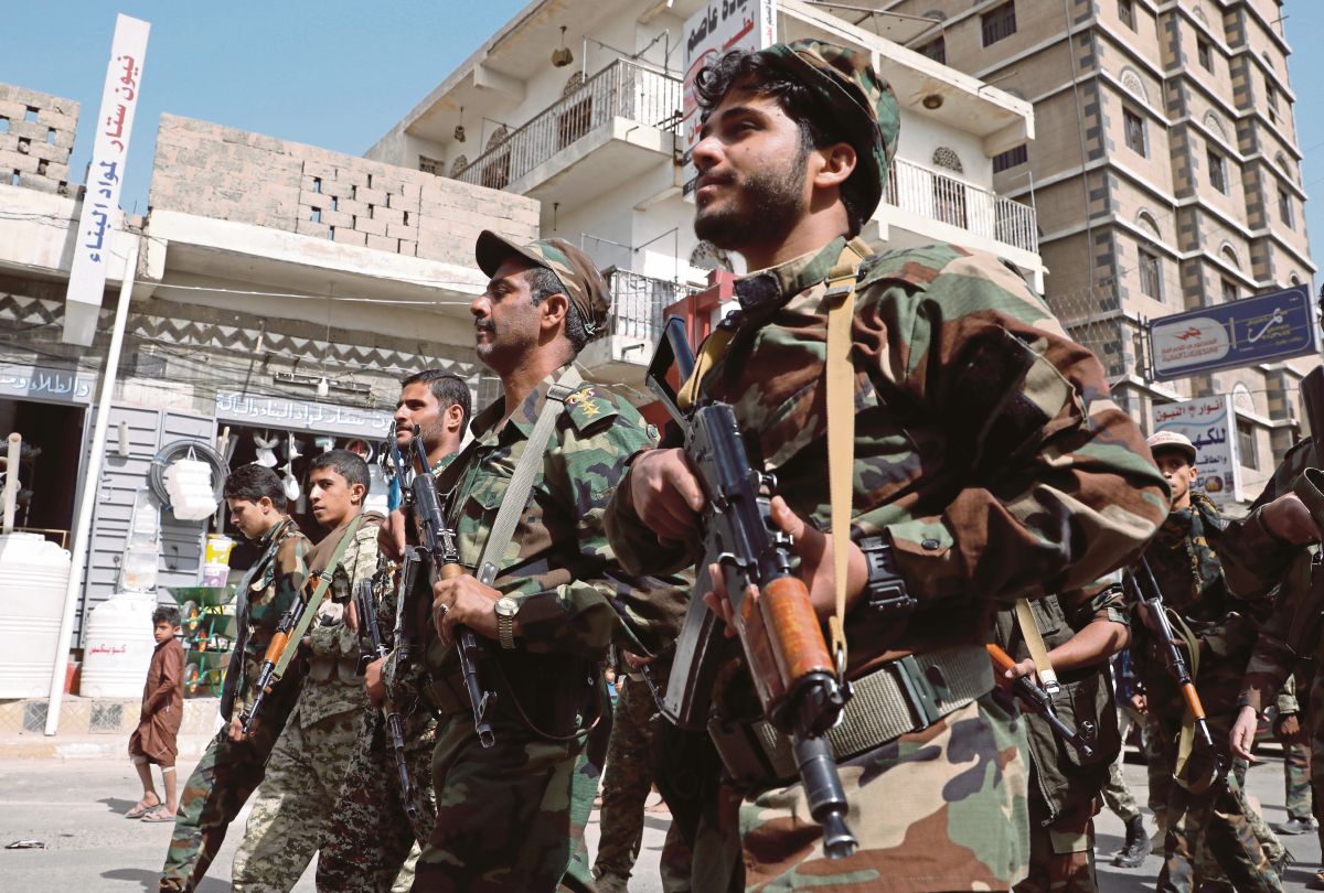 KUMPULAN pro-Houthi menyertai perarakan tentera di Yaman. FOTO EPA 