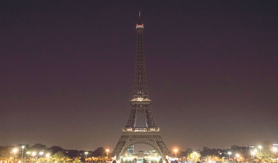 EIFFEL TOWER bergelap sebagai sokongan Earth Hour 2017.