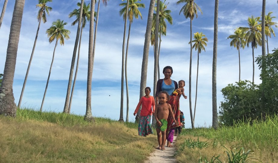 MELIHAT kehidupan masyarakat di pulau mampu menarik kehadiran pelancong.