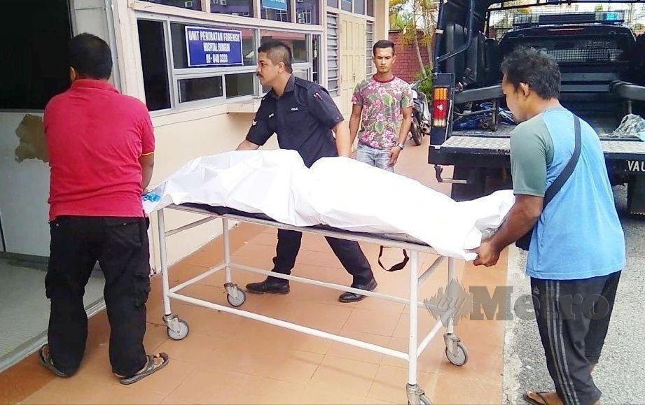 MAYAT dibawa ke Bilik Forensik Hospital Dungun untuk bedah siasat. FOTO Rosli Ilham