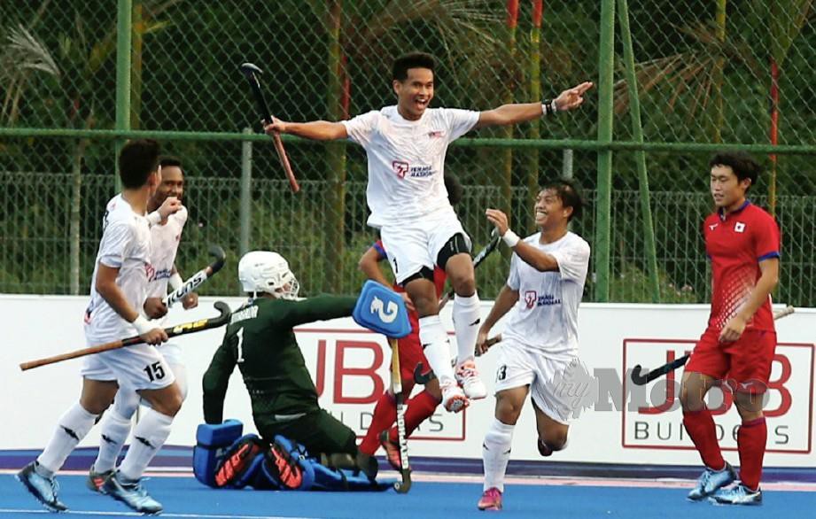 Pemain Malaysia, Mohd Hafizi Zainuddin (tengah) meraikan jaringan selepas menewaskan penjaga gol Jepun pada Kejohanan Hoki Piala Sultan Johor. FOTO Hairul Anuar Rahim