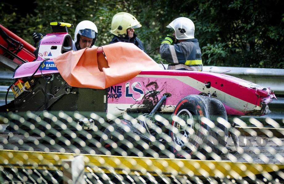 JENTERA Hubert yang remuk dikeluarkan dari litar oleh marsyal perlumbaan di Spa-Francorchamps. — FOTO EPA
