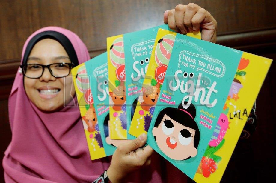 NURUL Huda menunjukkan buku yang dihasilkan untuk bacaan kanak-kanak Islam. FOTO Aizuddin Saad