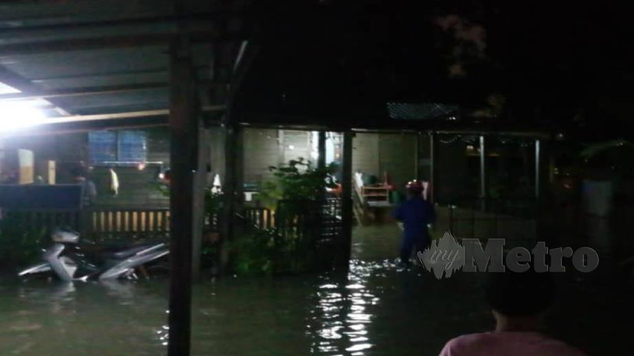Keadaan kawasan di Kampung Baru, Kuala Lumpur yang dilanda banjir kilat hari ini. Foto Ihsan APM
