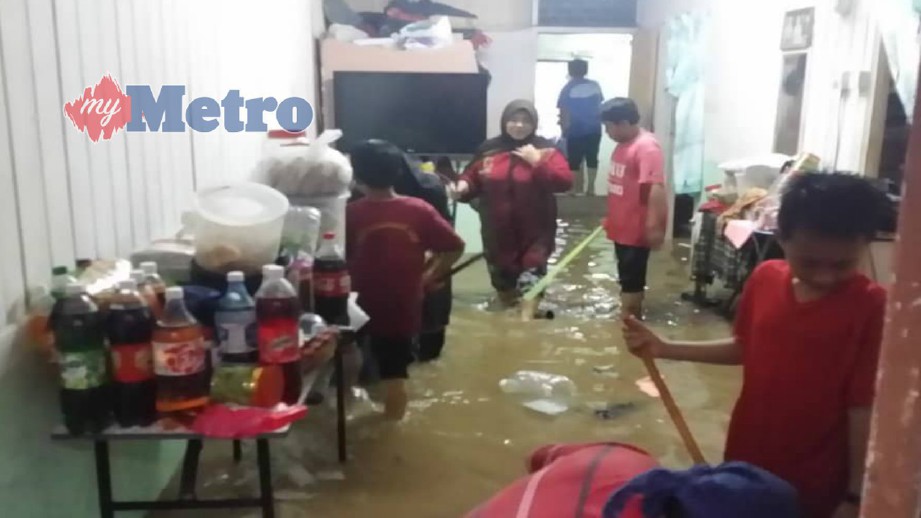 ANTARA penduduk yang terjejas dalam kejadian banjir kilat di Hulu Kelang, semalam. FOTO Ihsan JBPM