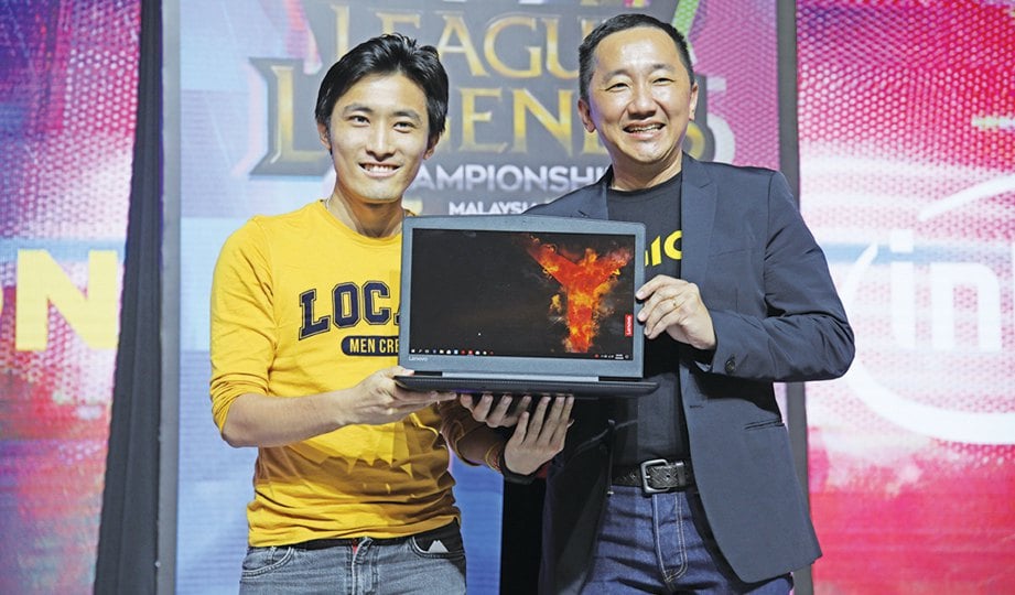 PENGURUS Besar Lenovo Malaysia dan Singapura, Khoo Hung Chuan (kanan) bersama pemenang cabutan bertuah