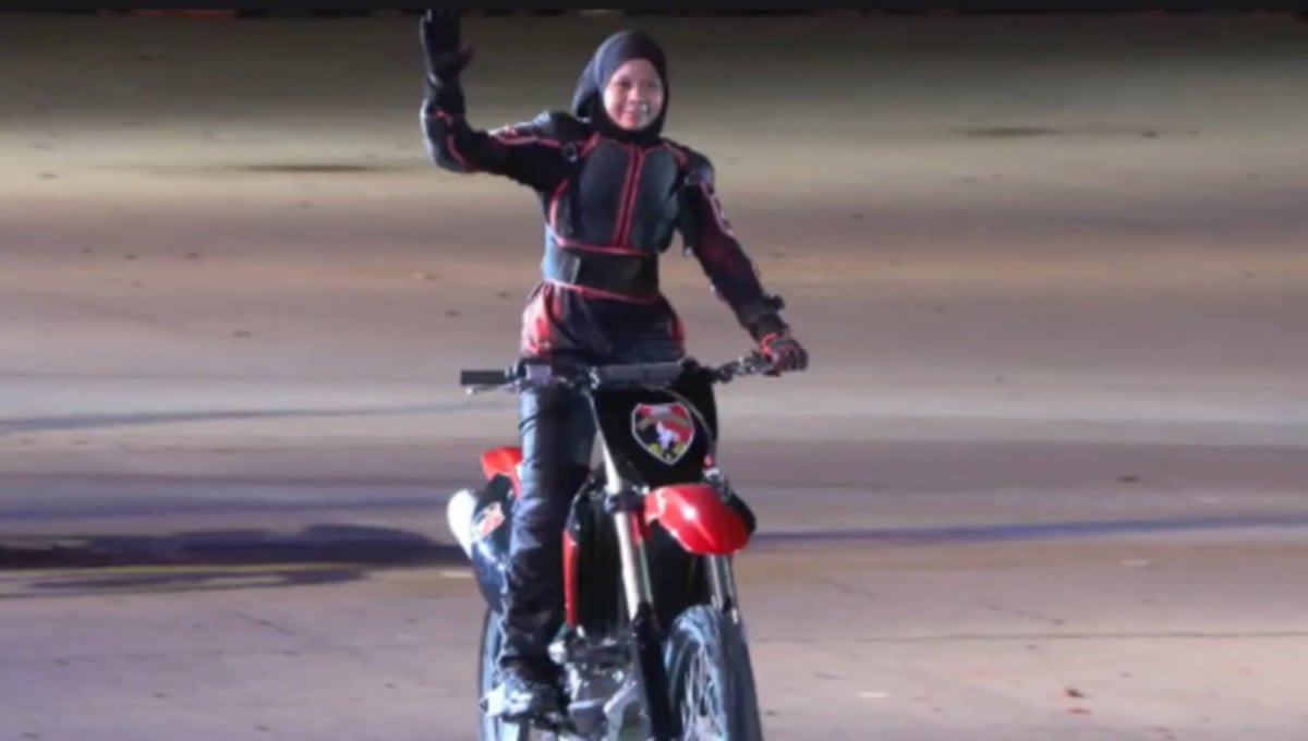 SAIDATUL Husna selepas melakukan aksi lompatan motosikal terpanjang (wanita) pada Persembahan Tatu TD. 
