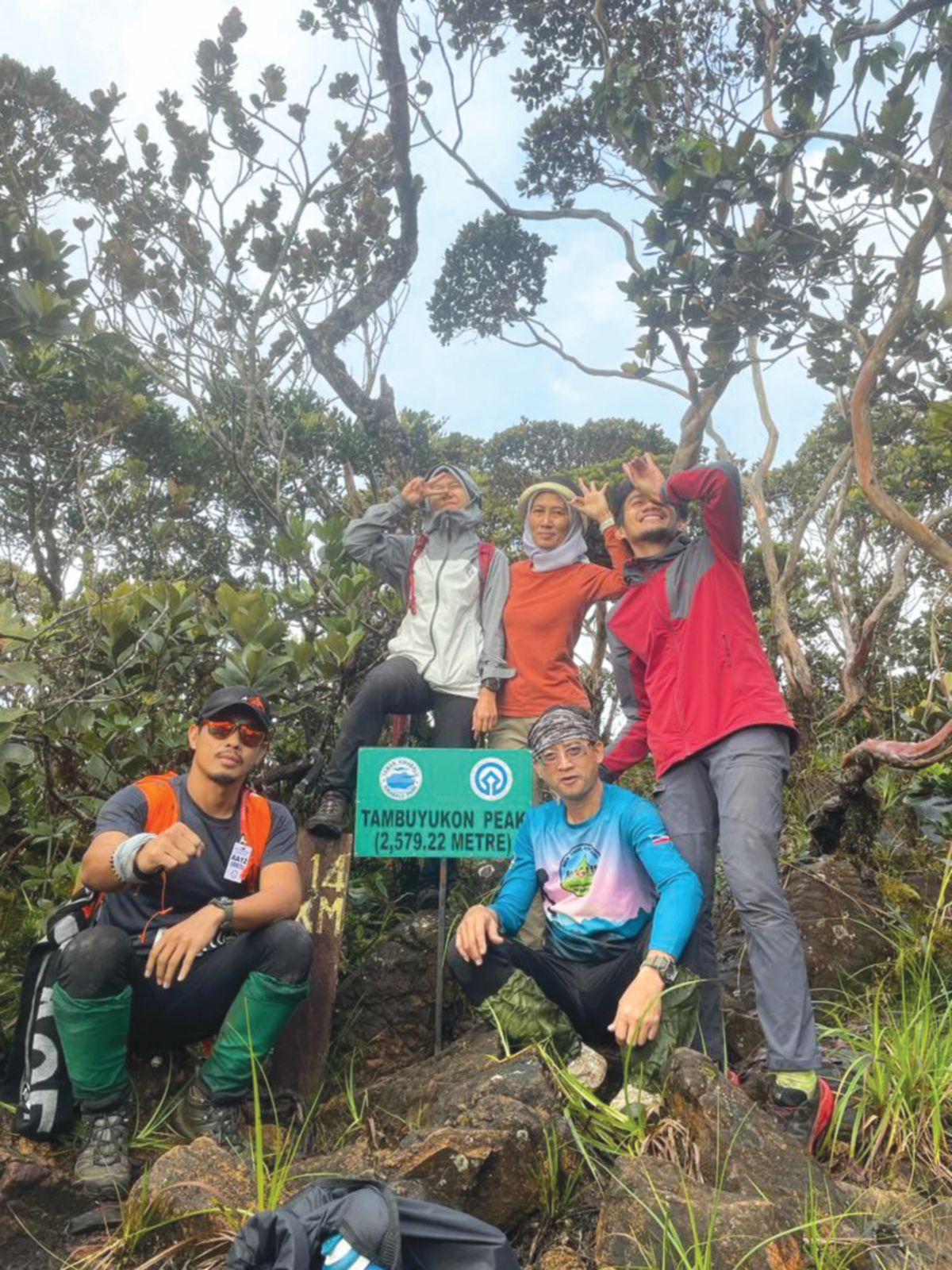 MERAIKAN kejayaan menawan puncak Gunung Tambuyukon bersama rakan pendaki.