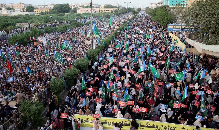 Ribuan umat Islam Pakistan menyertai tunjuk perasaan di Karachi membantah kekejaman terhadap etnik Rohingua oleh kerajaan Myanmar. - Foto EPA