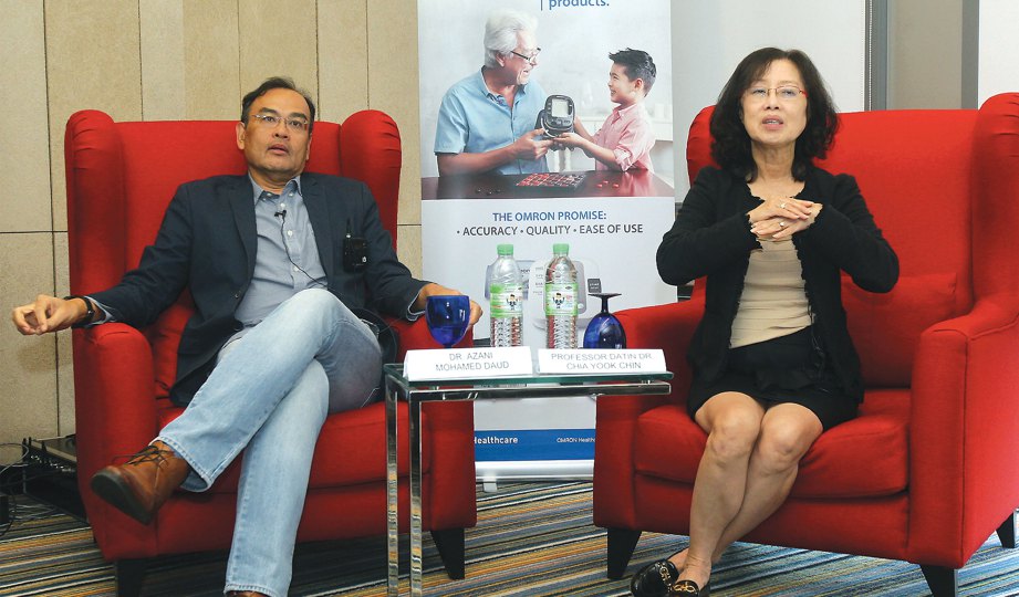  DR Chia (kanan) dan Dr Azani membincangkan hipertensi dalam sesi meja bulat bersama media.