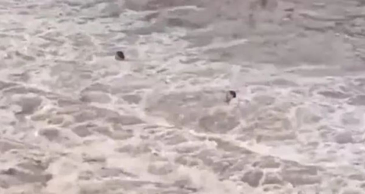 TANGKAP layar daripada video penyiar CCTV menunjukkan pelancong dihanyutkan air selepas sungai bandar Yaan melimpah. 