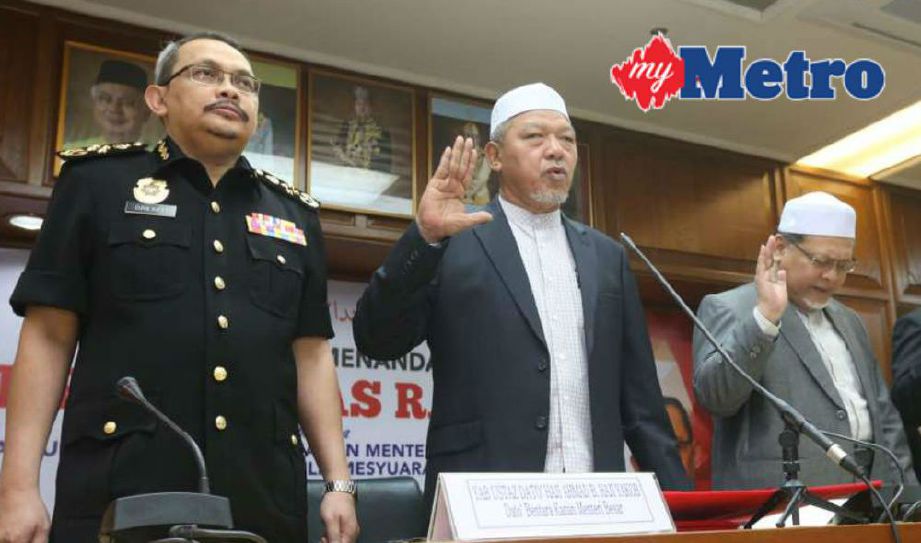 Dzulkifli (kiri) bersama Ahmad Yakob dan Ahli Majlis Mesyuarat Kerajaan Negeri Kelantan pada Majlis Lafaz dan Menandatangani Ikrar Bebas Rasuah (IBR) di Kompleks Kota Darulnaim, Kota Bharu, hari ini. FOTO Zaman Huri Isa