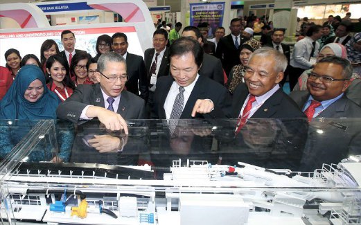 FADILLAH (dua dari kiri) melihat  model mesin pengorek selepas pelancaran Minggu Pembinaan Antarabangsa 2016  di  Kuala Lumpur, semalam.