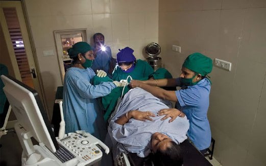 DR NAYNA Patel dari Klinik Akanksha menjalankan prosedur pemindahan embrio ke rahim ibu tumpang.