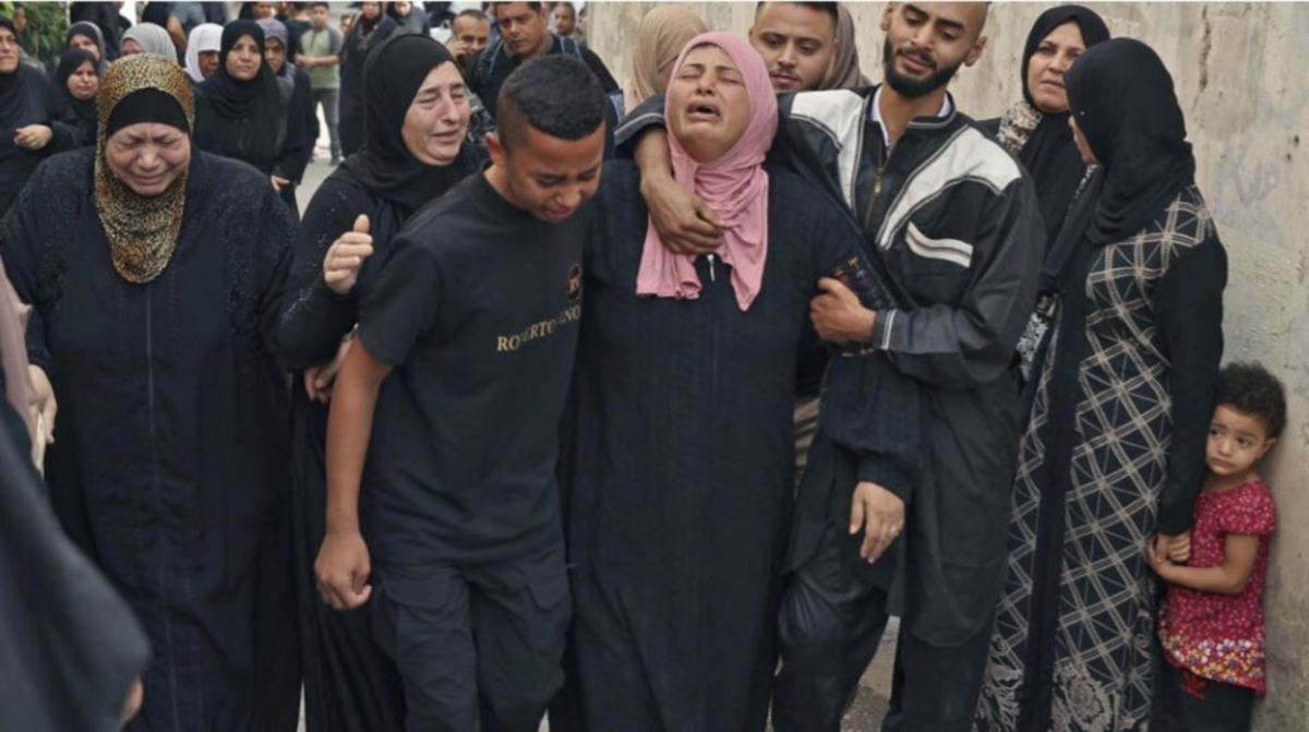 IBU kepada Mateen (tengah) menangis kematian anaknya. FOTO AFP