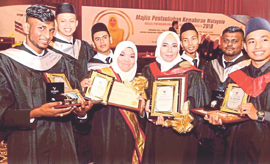 ILYA Dayana (dua dari kiri) dan Nurul Farahani (dua dari kanan) bersama rakan pada Majlis Pentauliahan Kemahiran Malaysia. 