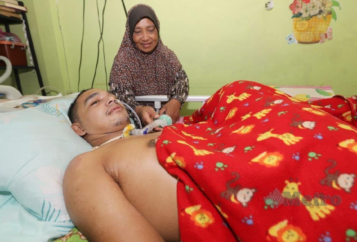 Ahmad Fazlan Mohd Zubir kini lumpuh seluruh badan dan sepenuhnya pada ibunya, Salbiah Mohd Salleh menguruskan dirinya. FOTO MOHD RAFI MAMAT