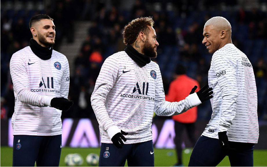 ICARDI (kiri), Neymar dan   Kylian Mbappe bergurau ketika memanaskan badan sebelum menentang   Amiens di  Parc des Princes, Paris pada Disember tahun lalu. FOTO AFP